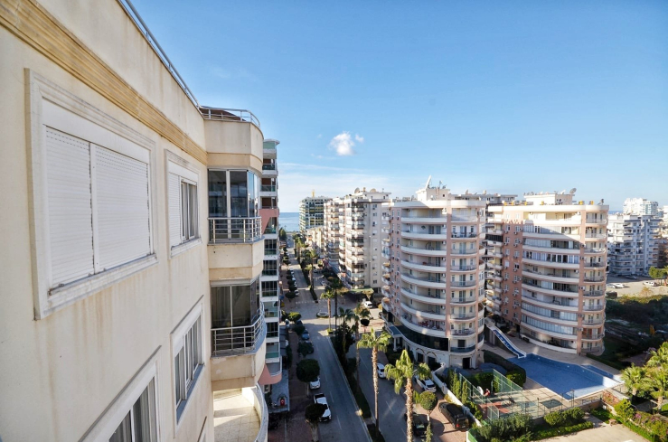Spacious 4+1 Apartment in Mahmutlar — 170 m² with Panoramic City Views Near the Sea