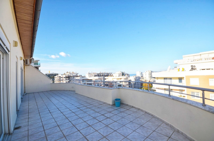 Spacious 4+1 Apartment in Mahmutlar — 170 m² with Panoramic City Views Near the Sea