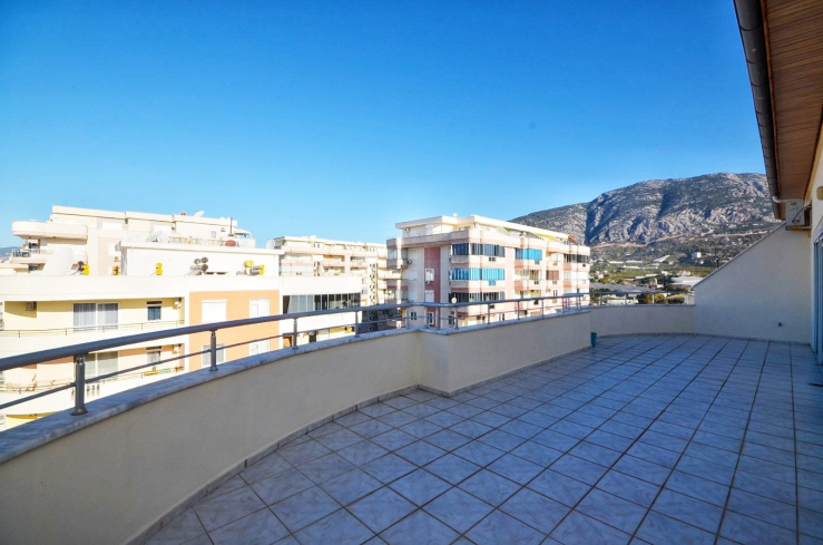 Spacious 4+1 Apartment in Mahmutlar — 170 m² with Panoramic City Views Near the Sea