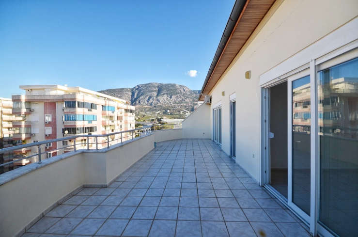 Spacious 4+1 Apartment in Mahmutlar — 170 m² with Panoramic City Views Near the Sea