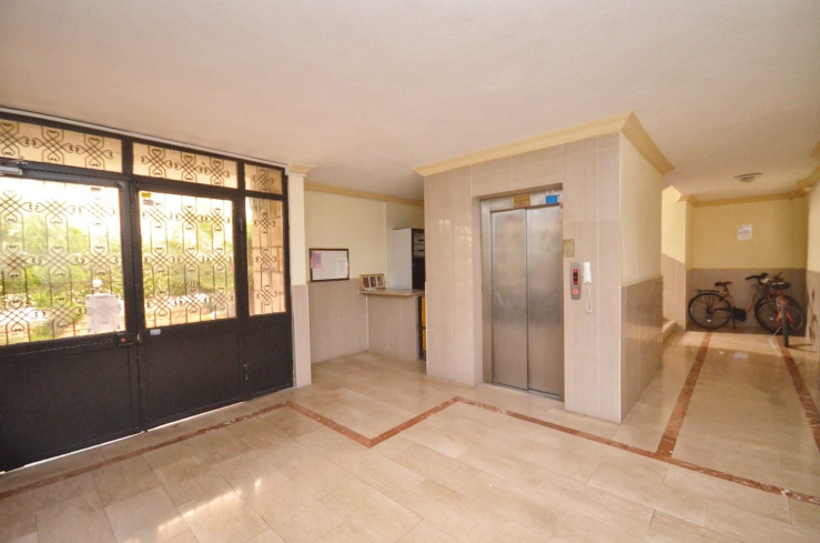 Spacious 4+1 Apartment in Mahmutlar — 170 m² with Panoramic City Views Near the Sea