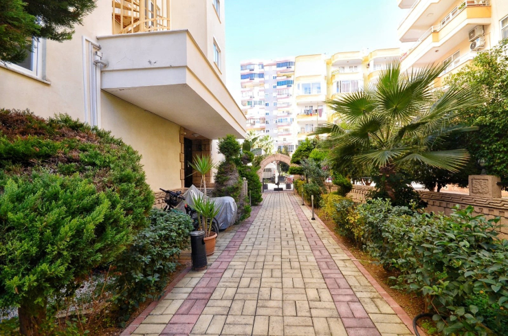 Spacious 4+1 Apartment in Mahmutlar — 170 m² with Panoramic City Views Near the Sea