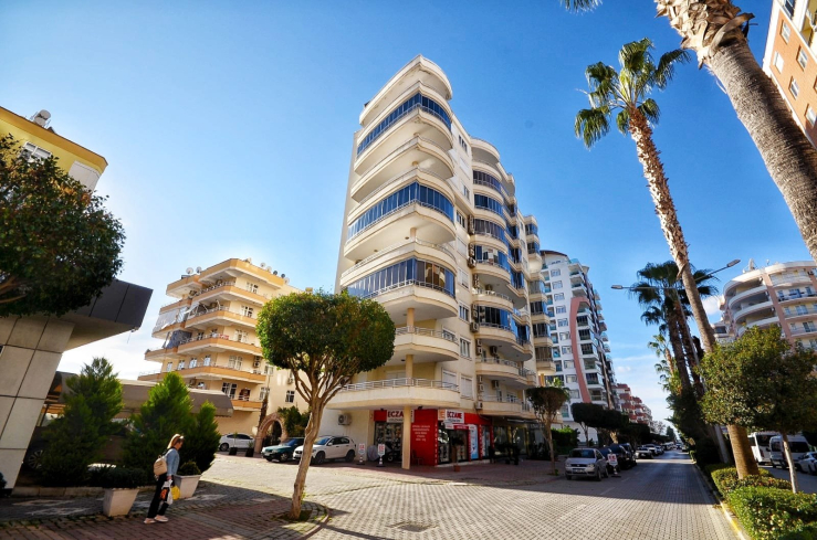 Spacious 4+1 Apartment in Mahmutlar — 170 m² with Panoramic City Views Near the Sea