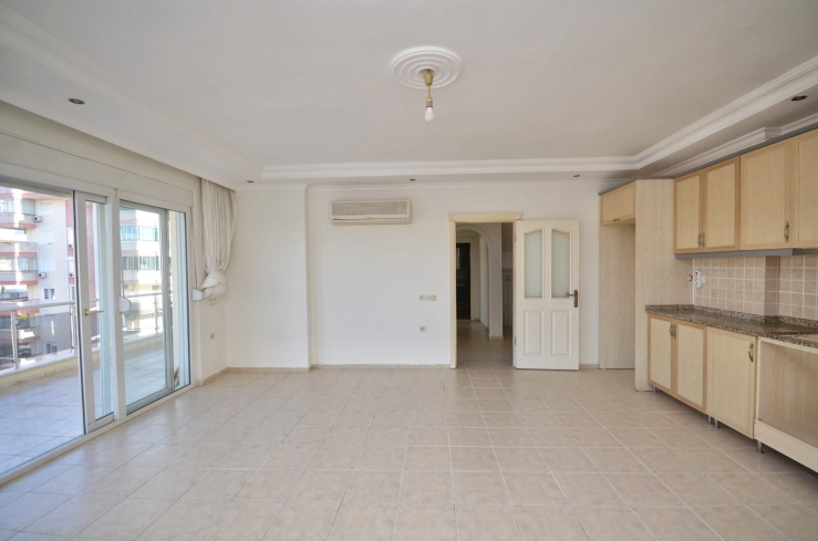 Spacious 4+1 Apartment in Mahmutlar — 170 m² with Panoramic City Views Near the Sea