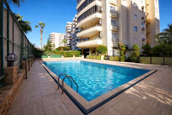 Spacious 4+1 Apartment in Mahmutlar — 170 m² with Panoramic City Views Near the Sea