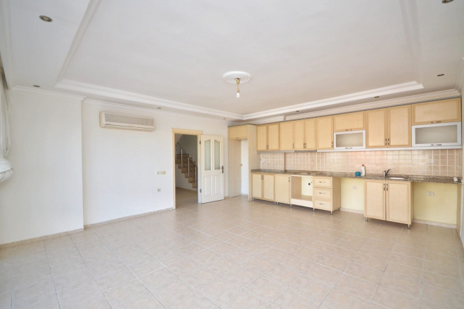 Spacious 4+1 Apartment in Mahmutlar — 170 m² with Panoramic City Views Near the Sea