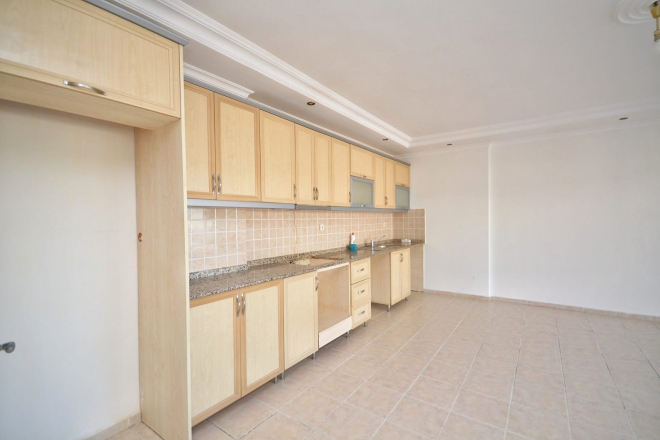 Spacious 4+1 Apartment in Mahmutlar — 170 m² with Panoramic City Views Near the Sea