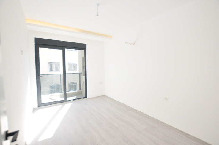 New 1+1 apartment in Mahmutlar with installment plan near the sea