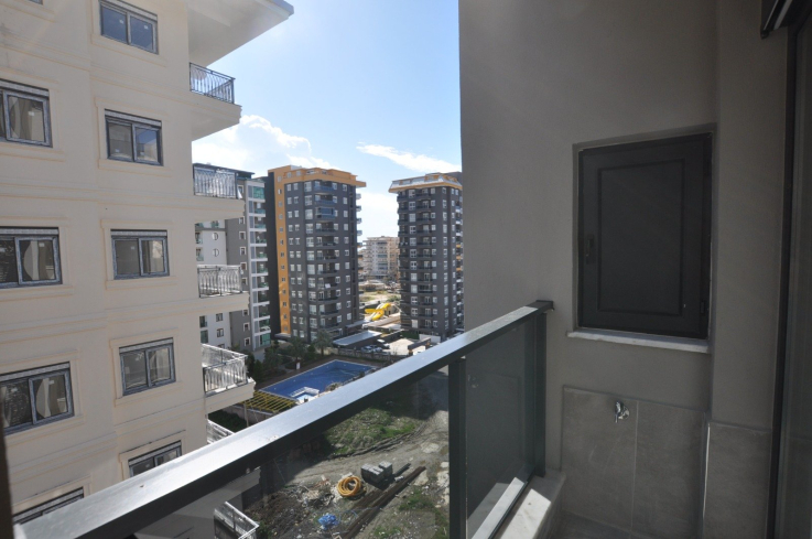 New 1+1 apartment in Mahmutlar with installment plan near the sea