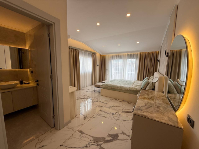 Large 4-bedroom apartment with sea view in Oba, Alanya