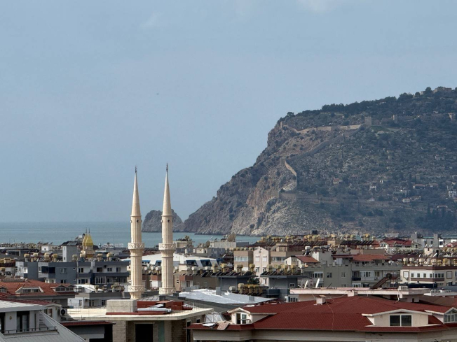 Large 4-bedroom apartment with sea view in Oba, Alanya