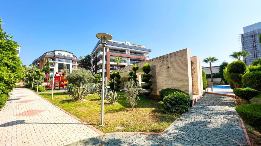 Spacious 4+1 duplex apartment in Oba Alanya — premium family property in a residence with full infrastructure