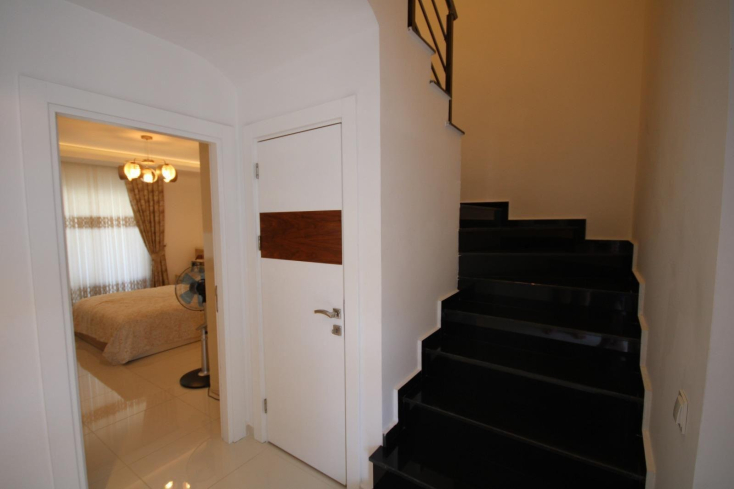 Luxury 3+1 Duplex Penthouse Near Cleopatra Beach Alanya — 180 m² Fully Furnished