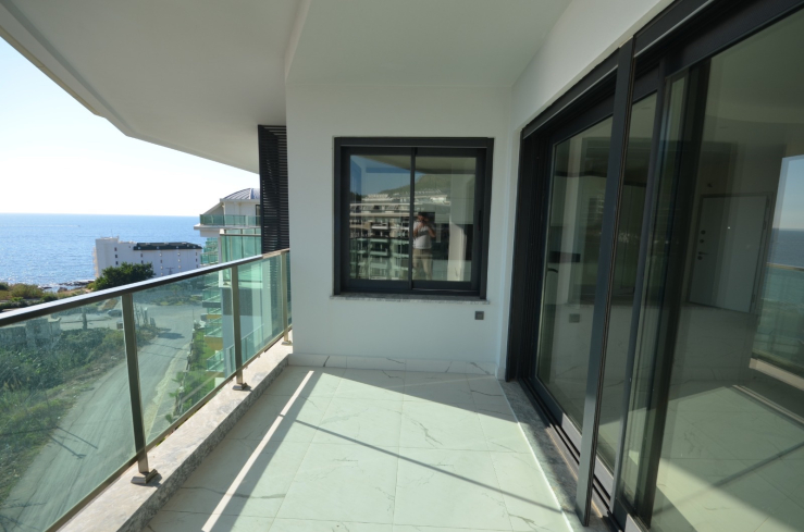 Premium 3+1 penthouse near the sea in Alanya — 200 m to the beach, hotel-style complex, citizenship eligible