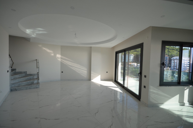 Premium 3+1 penthouse near the sea in Alanya — 200 m to the beach, hotel-style complex, citizenship eligible