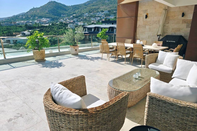 3+1 Penthouse in Alanya (Cikcilli) — villa-style apartment with large terrace, sea view and private internal elevator