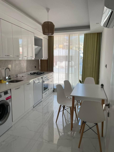 2+1 Apartment in Cleopatra Area, Alanya — 300 m to the Beach, Separate Kitchen, Modern Building