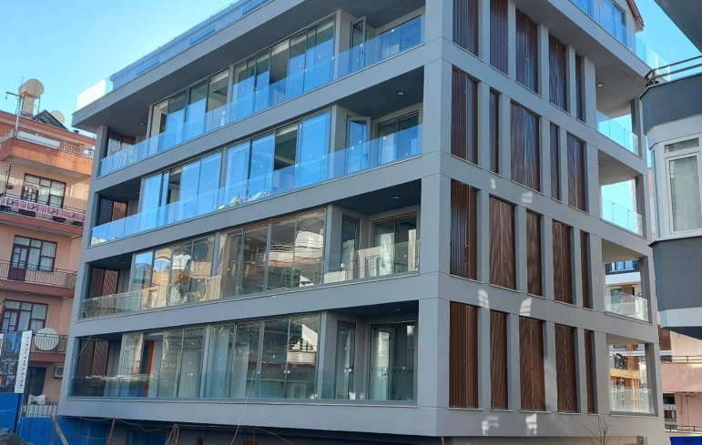 2+1 Apartment in Cleopatra Area, Alanya — 300 m to the Beach, Separate Kitchen, Modern Building