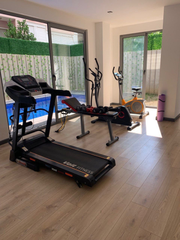 2+1 Apartment in Cleopatra Area, Alanya — 300 m to the Beach, Separate Kitchen, Modern Building