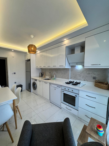 2+1 Apartment in Cleopatra Area, Alanya — 300 m to the Beach, Separate Kitchen, Modern Building