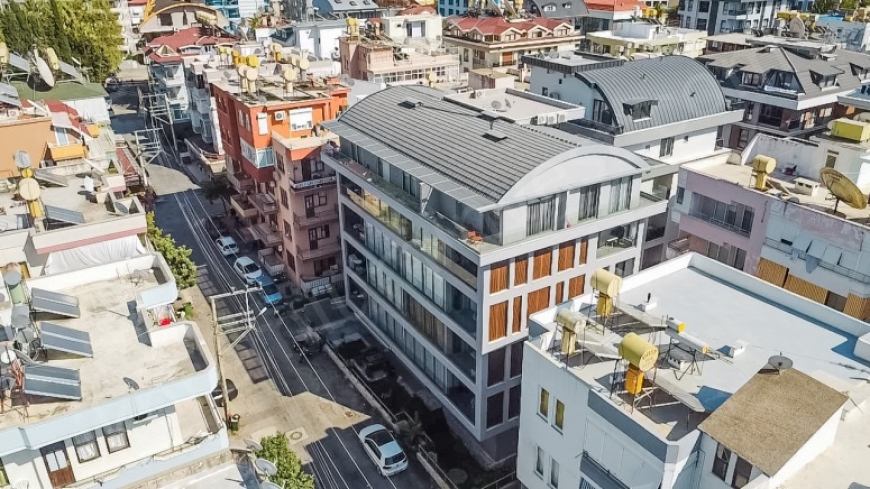 2+1 Apartment in Cleopatra Area, Alanya — 300 m to the Beach, Separate Kitchen, Modern Building