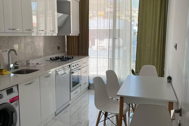 2+1 Apartment in Cleopatra Area, Alanya — 300 m to the Beach, Separate Kitchen, Modern Building