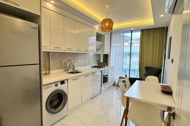 2+1 Apartment in Cleopatra Area, Alanya — 300 m to the Beach, Separate Kitchen, Modern Building