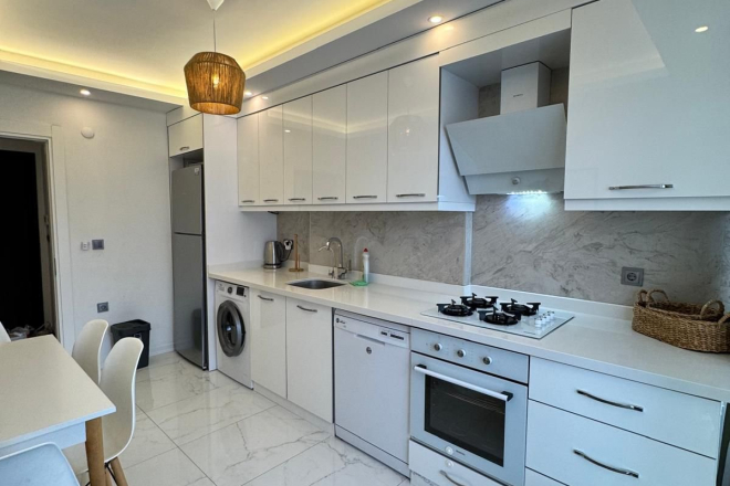 2+1 Apartment in Cleopatra Area, Alanya — 300 m to the Beach, Separate Kitchen, Modern Building