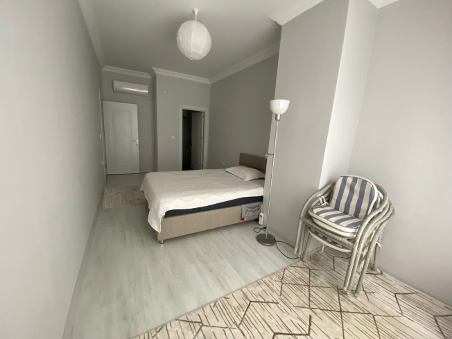 Spacious 2+1 Apartment with Separate Kitchen in Central Alanya Near the Sea