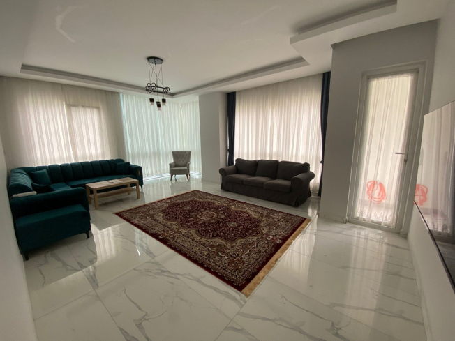 Spacious 2+1 Apartment with Separate Kitchen in Central Alanya Near the Sea