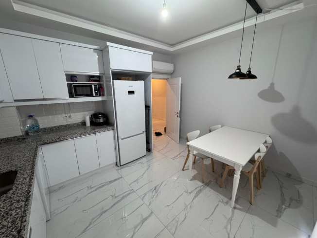 Spacious 2+1 Apartment with Separate Kitchen in Central Alanya Near the Sea
