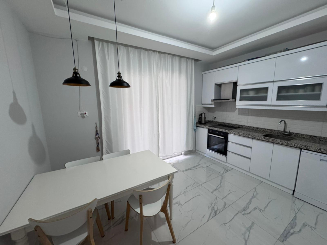 Spacious 2+1 Apartment with Separate Kitchen in Central Alanya Near the Sea