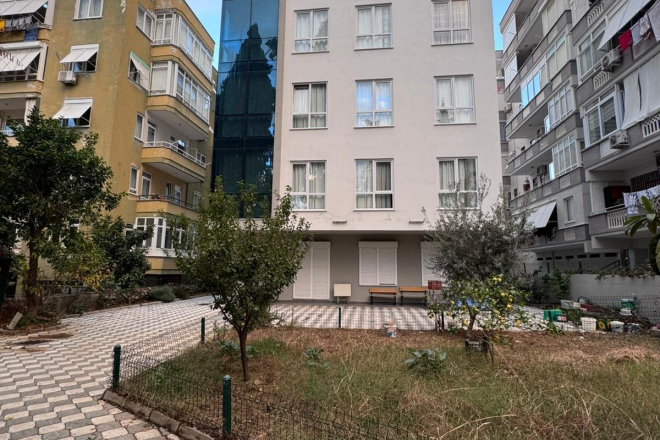 Spacious 2+1 Apartment with Separate Kitchen in Central Alanya Near the Sea