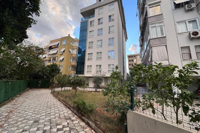 Spacious 2+1 Apartment with Separate Kitchen in Central Alanya Near the Sea