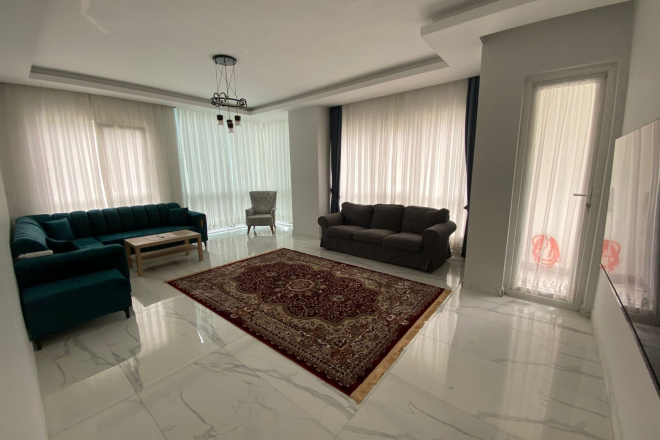 Spacious 2+1 Apartment with Separate Kitchen in Central Alanya Near the Sea