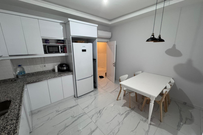 Spacious 2+1 Apartment with Separate Kitchen in Central Alanya Near the Sea