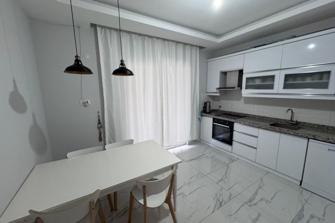 Spacious 2+1 Apartment with Separate Kitchen in Central Alanya Near the Sea