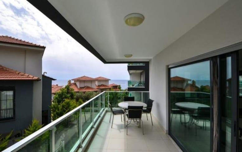 Spacious 3+1 duplex with garden in Kargicak — 100 m to the sea, eligible for citizenship