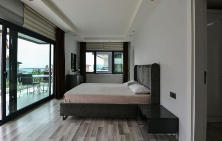 Spacious 3+1 duplex with garden in Kargicak — 100 m to the sea, eligible for citizenship