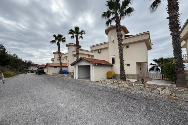 3+2 Villa with Panoramic Sea and Alanya Views in Kargicak — Spacious Home for Living and Holidays