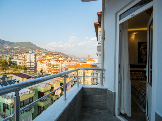 1+1 Apartment in Cleopatra, Alanya — Furnished Property with Pool, Sea View and Residence Permit Potential