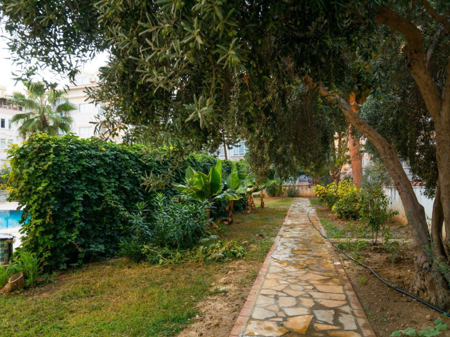 1+1 Apartment in Cleopatra, Alanya — Furnished Property with Pool, Sea View and Residence Permit Potential