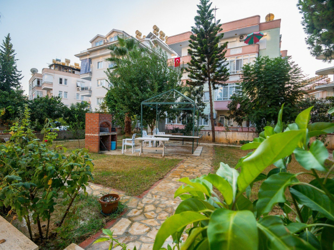 1+1 Apartment in Cleopatra, Alanya — Furnished Property with Pool, Sea View and Residence Permit Potential