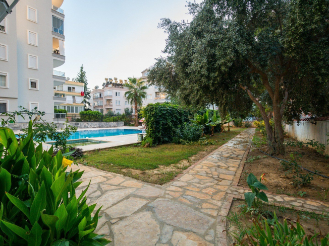 1+1 Apartment in Cleopatra, Alanya — Furnished Property with Pool, Sea View and Residence Permit Potential