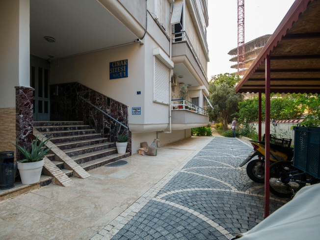 1+1 Apartment in Cleopatra, Alanya — Furnished Property with Pool, Sea View and Residence Permit Potential