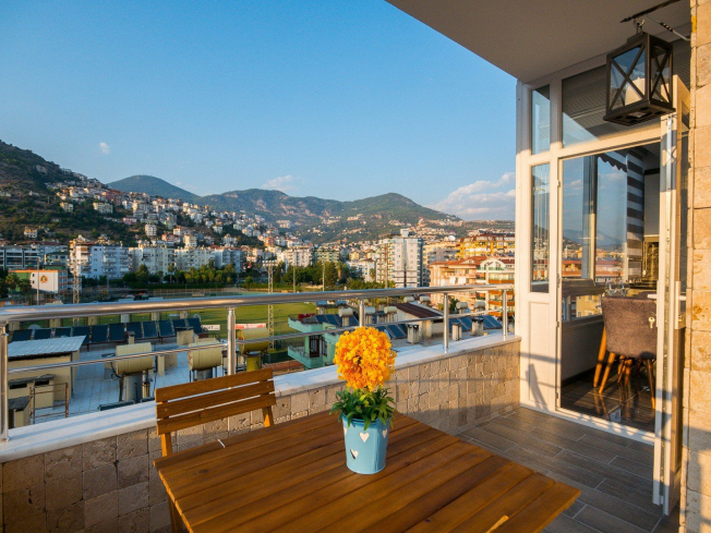 1+1 Apartment in Cleopatra, Alanya — Furnished Property with Pool, Sea View and Residence Permit Potential