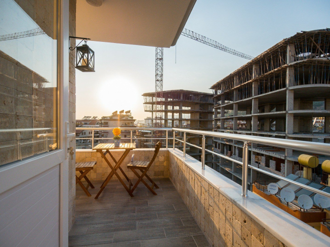 1+1 Apartment in Cleopatra, Alanya — Furnished Property with Pool, Sea View and Residence Permit Potential
