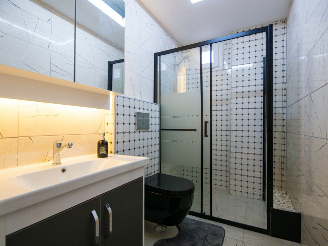 1+1 Apartment in Cleopatra, Alanya — Furnished Property with Pool, Sea View and Residence Permit Potential