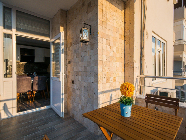 1+1 Apartment in Cleopatra, Alanya — Furnished Property with Pool, Sea View and Residence Permit Potential