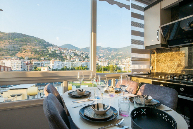 1+1 Apartment in Cleopatra, Alanya — Furnished Property with Pool, Sea View and Residence Permit Potential